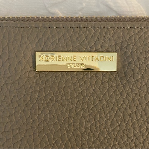 Adrianne Vittadini Grey Wristlet Wallet - Picture 2 of 4